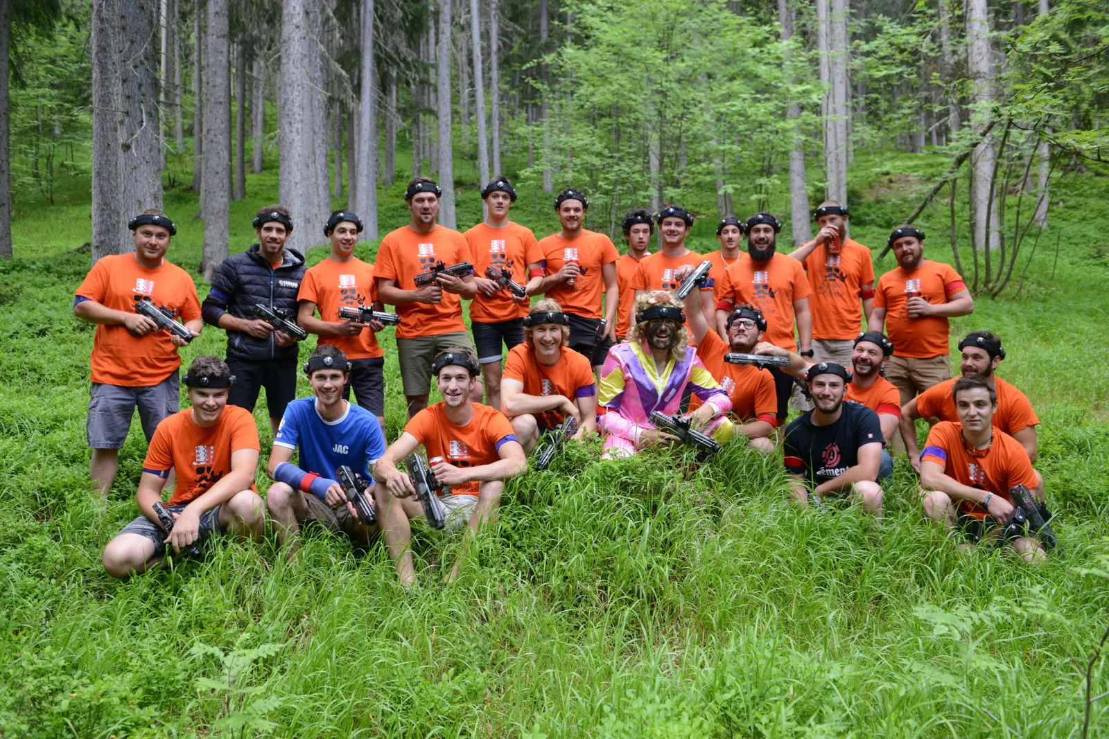 Groupe réuni pour un anniversaire laser game en forêt