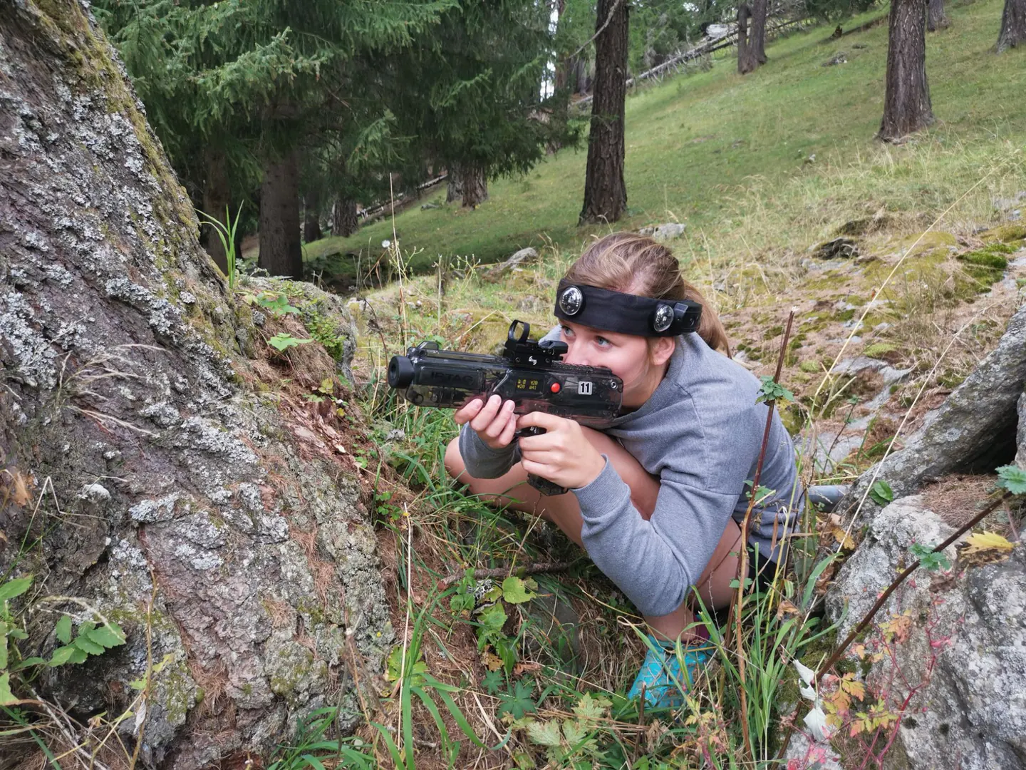Joueuse IRTAG évoluant dans une forêt suisse